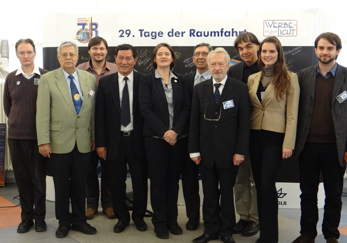 The Neubrandenburg speakers gather for a group photo